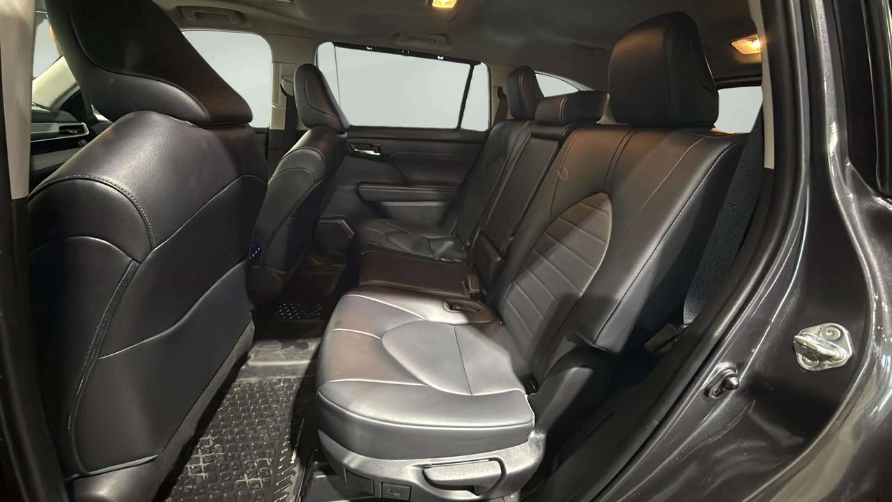 2022 Toyota Highlander XLE | AWD | SUNROOF | LEATHER | CLEAN CARFAX Photo