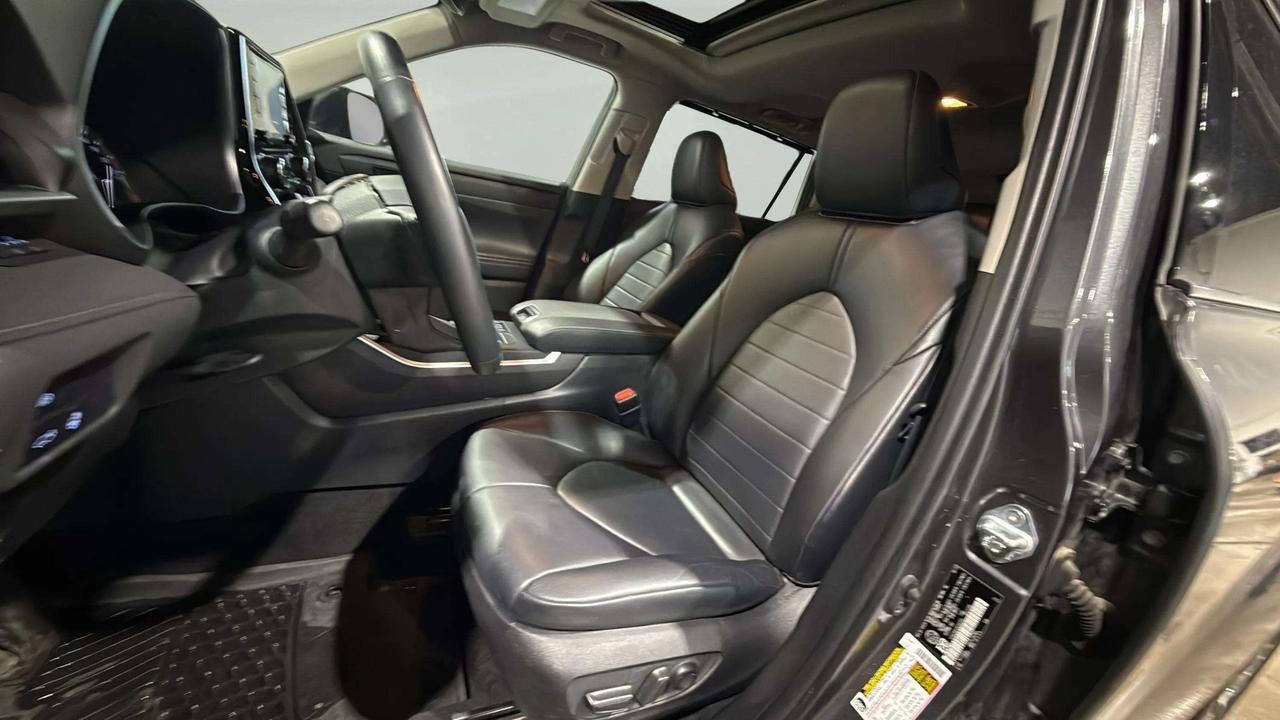 2022 Toyota Highlander XLE | AWD | SUNROOF | LEATHER | CLEAN CARFAX Photo