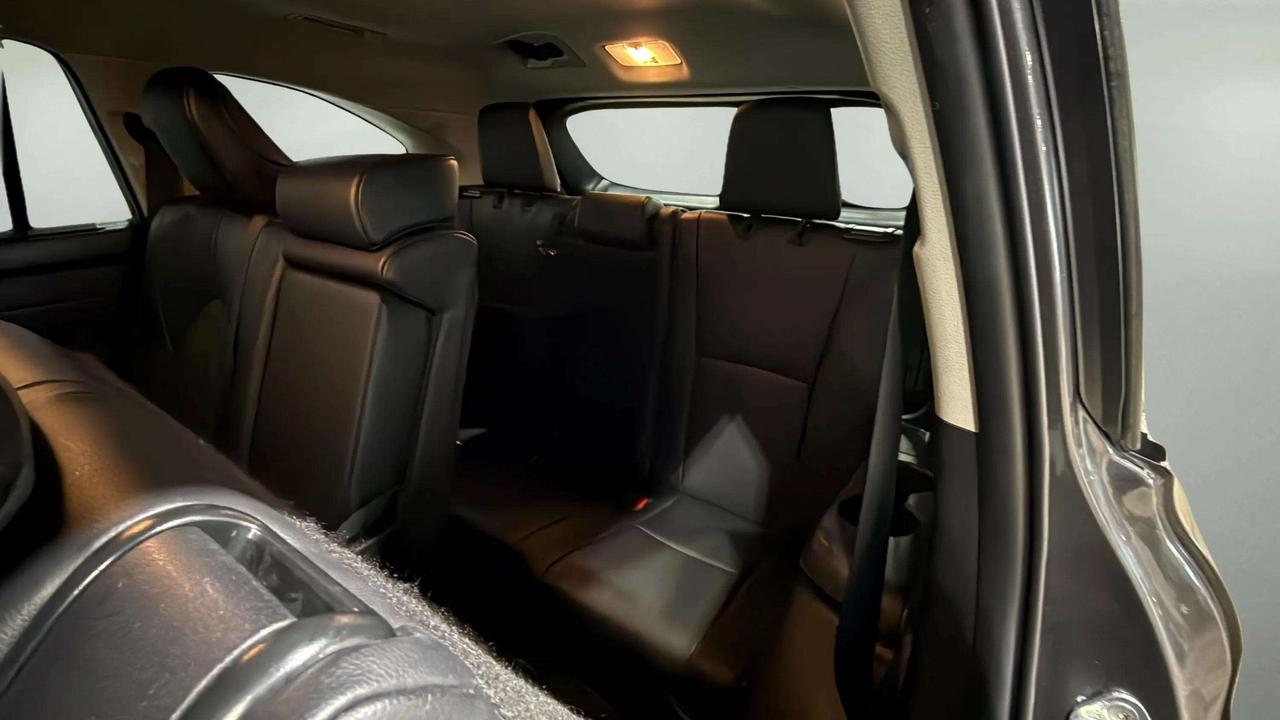 2022 Toyota Highlander XLE | AWD | SUNROOF | LEATHER | CLEAN CARFAX Photo
