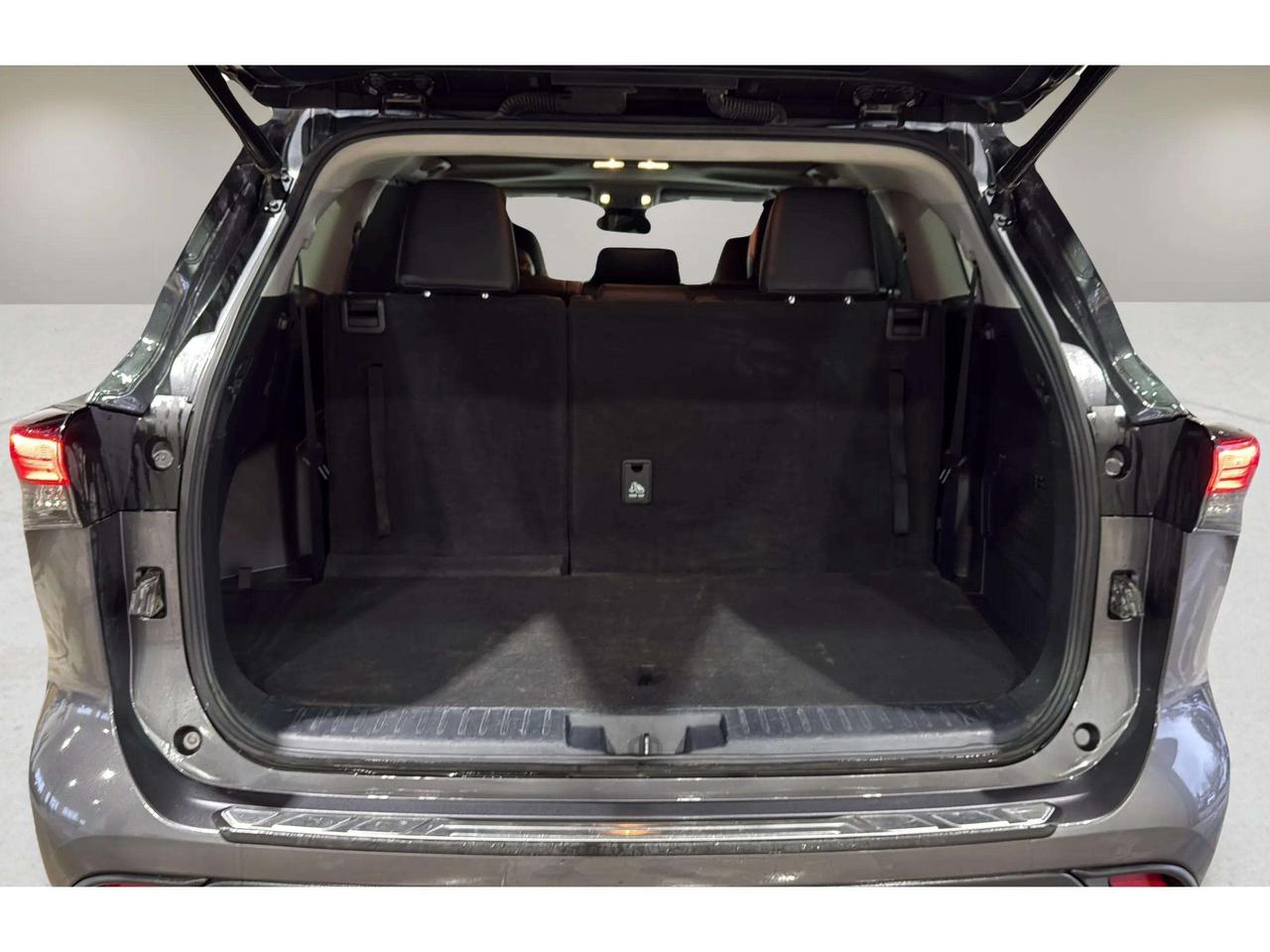 2022 Toyota Highlander XLE | AWD | SUNROOF | LEATHER | CLEAN CARFAX Photo