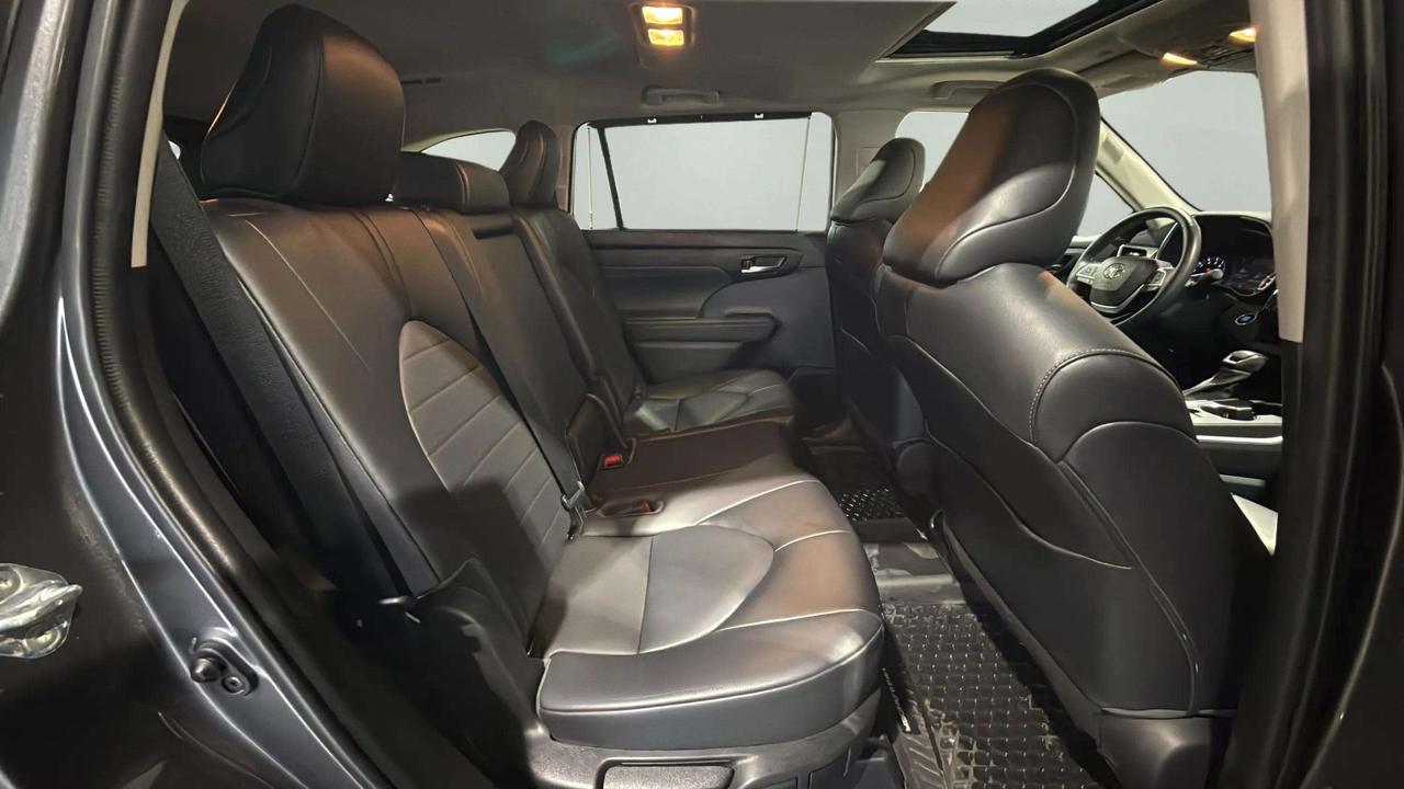 2022 Toyota Highlander XLE | AWD | SUNROOF | LEATHER | CLEAN CARFAX Photo