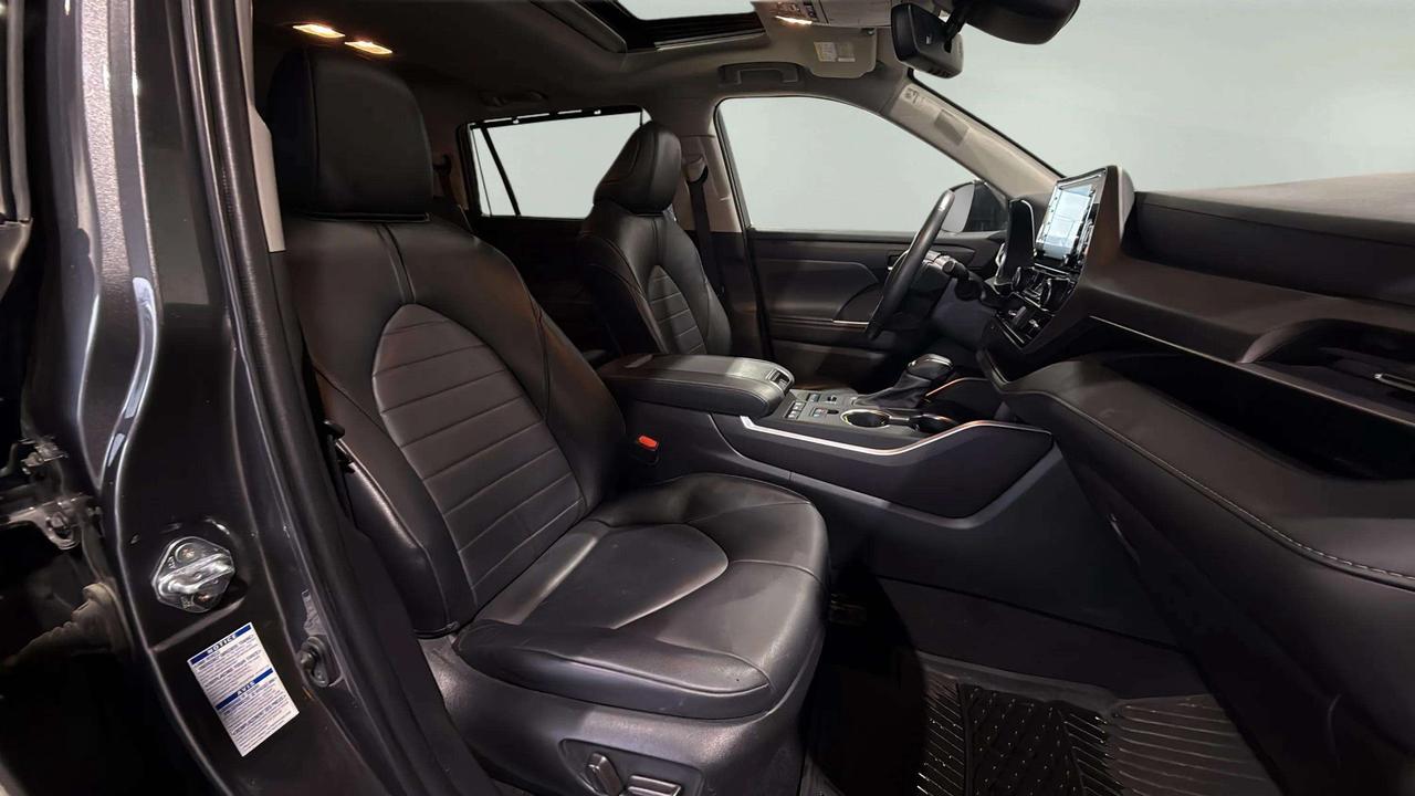2022 Toyota Highlander XLE | AWD | SUNROOF | LEATHER | CLEAN CARFAX Photo
