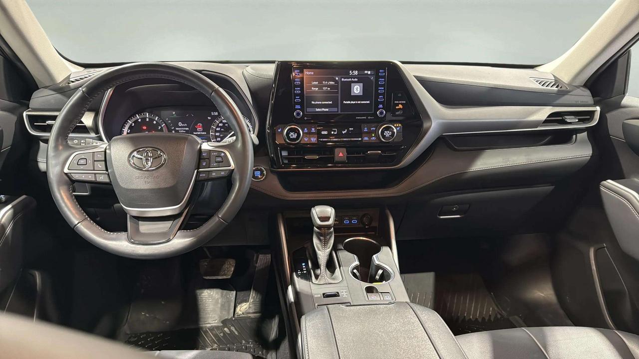 2022 Toyota Highlander XLE | AWD | SUNROOF | LEATHER | CLEAN CARFAX Photo