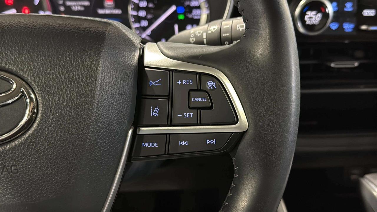 2022 Toyota Highlander XLE | AWD | SUNROOF | LEATHER | CLEAN CARFAX Photo