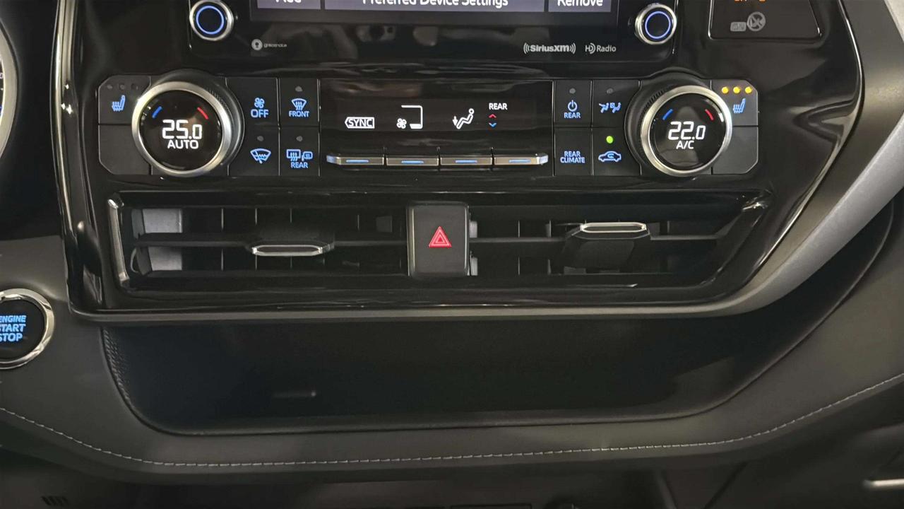 2022 Toyota Highlander XLE | AWD | SUNROOF | LEATHER | CLEAN CARFAX Photo