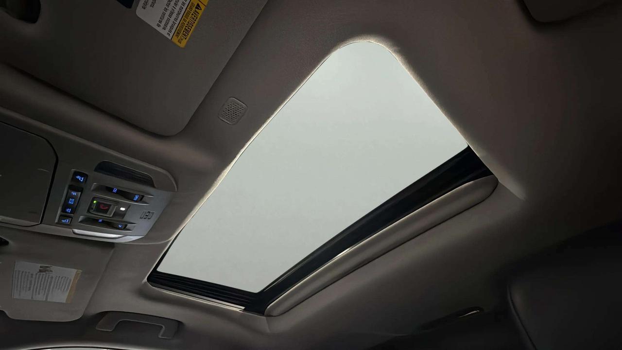 2022 Toyota Highlander XLE | AWD | SUNROOF | LEATHER | CLEAN CARFAX Photo