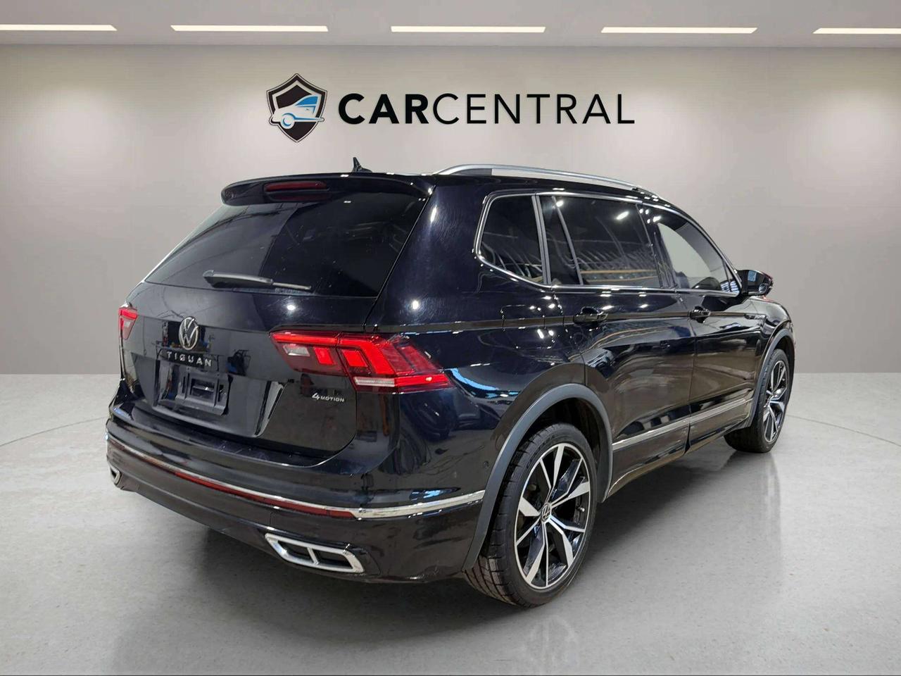 2023 Volkswagen Tiguan HIGHLINE | R LINE | CLEAN CARFAX | PANO |360 Photo4