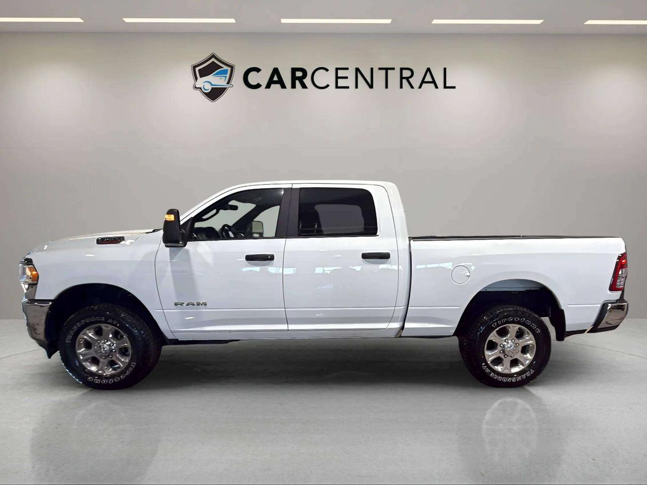 2024 RAM 3500 BIG HORN | 6.4 HEMI | LOW KMS | CLEAN CARFAX | Photo