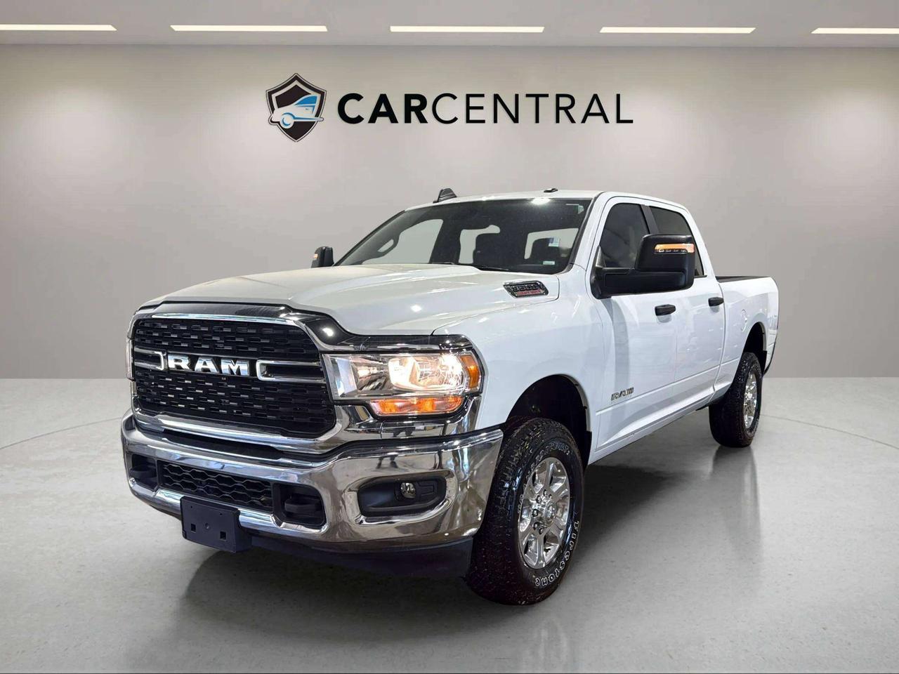 2024 RAM 3500 BIG HORN | 6.4 HEMI | LOW KMS | CLEAN CARFAX | Photo