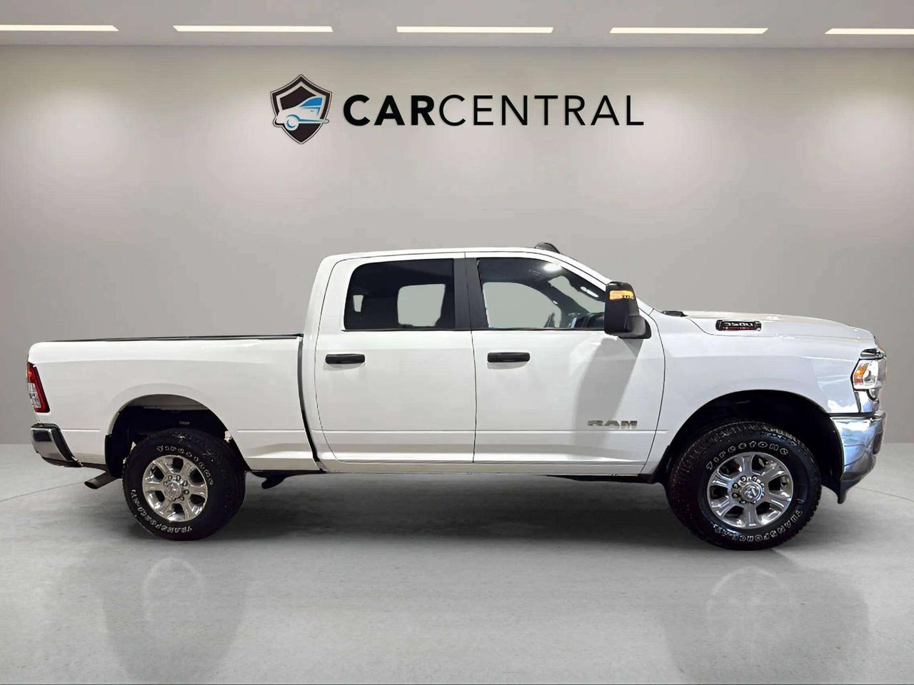 2024 RAM 3500 BIG HORN | 6.4 HEMI | LOW KMS | CLEAN CARFAX | Photo