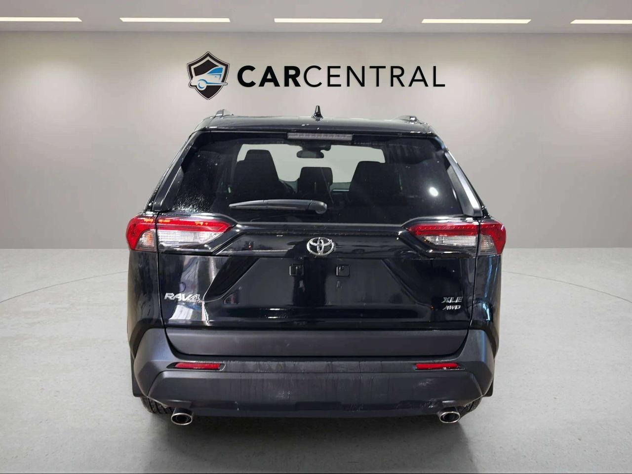2025 Toyota RAV4 XLE | CLEAN CARFAX| SUNROOF | PWR LIFTGATE Photo