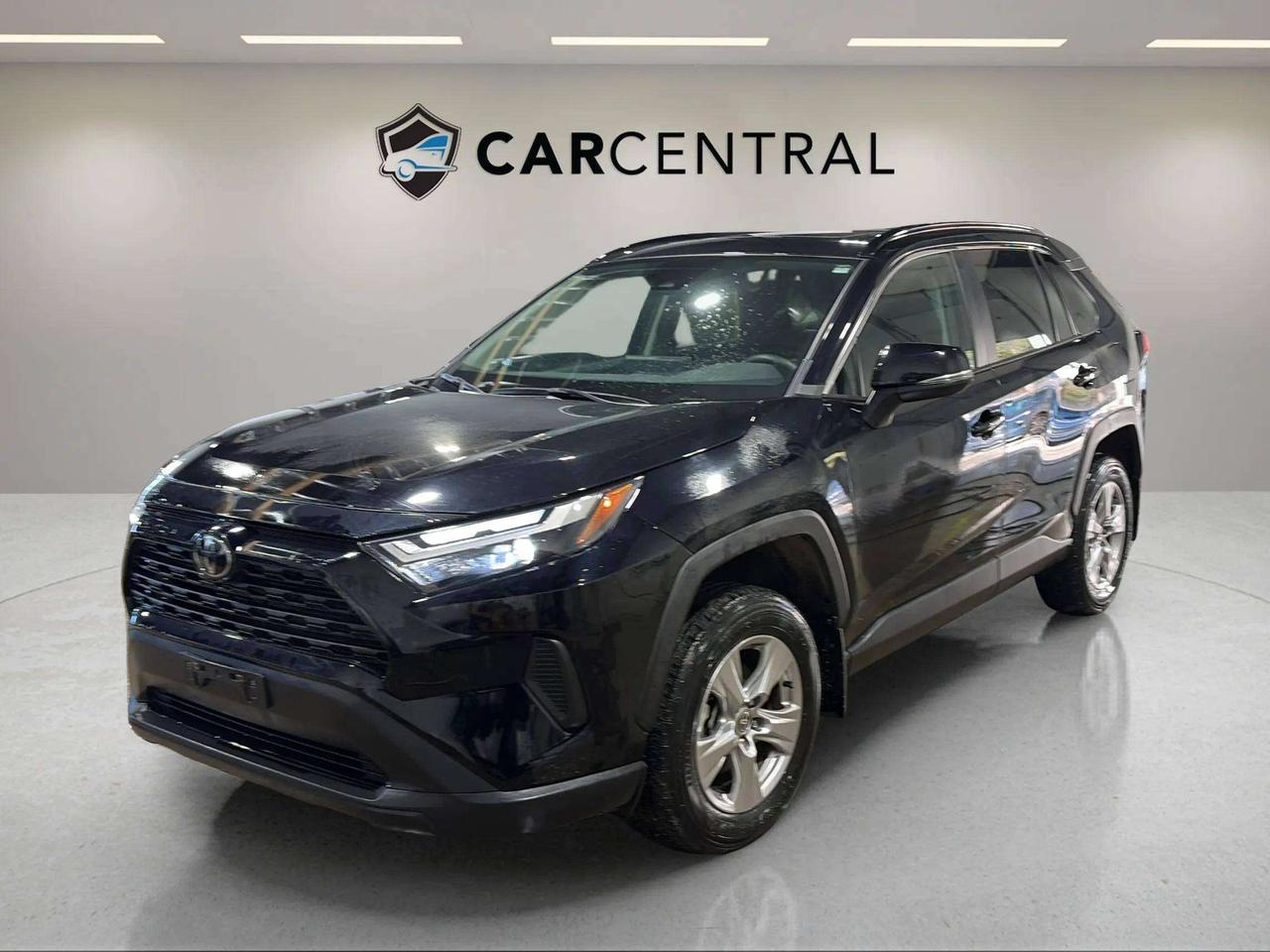 2025 Toyota RAV4 XLE | CLEAN CARFAX| SUNROOF | PWR LIFTGATE Photo