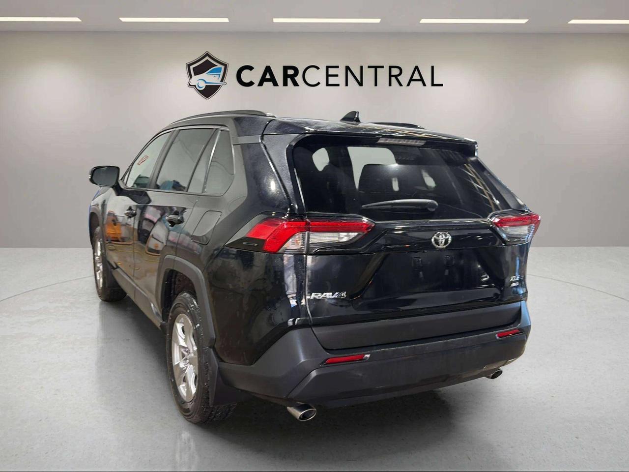 2025 Toyota RAV4 XLE | CLEAN CARFAX| SUNROOF | PWR LIFTGATE Photo2