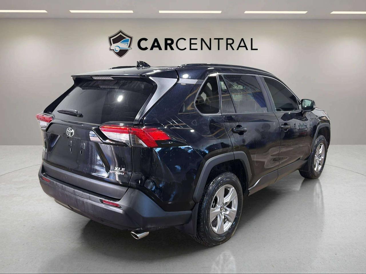 2025 Toyota RAV4 XLE | CLEAN CARFAX| SUNROOF | PWR LIFTGATE Photo
