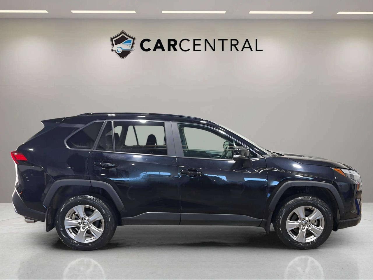 2025 Toyota RAV4 XLE | CLEAN CARFAX| SUNROOF | PWR LIFTGATE Photo