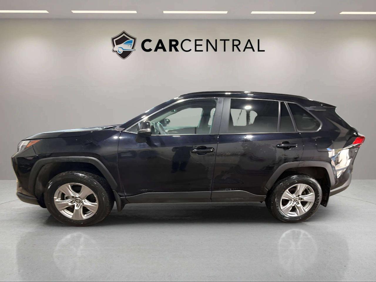 2025 Toyota RAV4 XLE | CLEAN CARFAX| SUNROOF | PWR LIFTGATE Photo