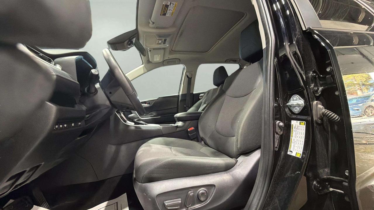 2025 Toyota RAV4 XLE | CLEAN CARFAX| SUNROOF | PWR LIFTGATE Photo