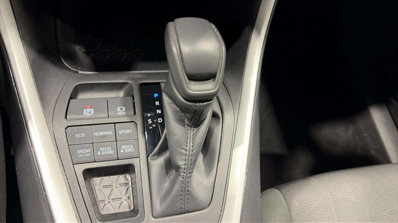 2025 Toyota RAV4 XLE | CLEAN CARFAX| SUNROOF | PWR LIFTGATE Photo