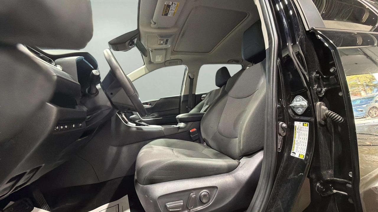 2025 Toyota RAV4 XLE | CLEAN CARFAX| SUNROOF | PWR LIFTGATE Photo