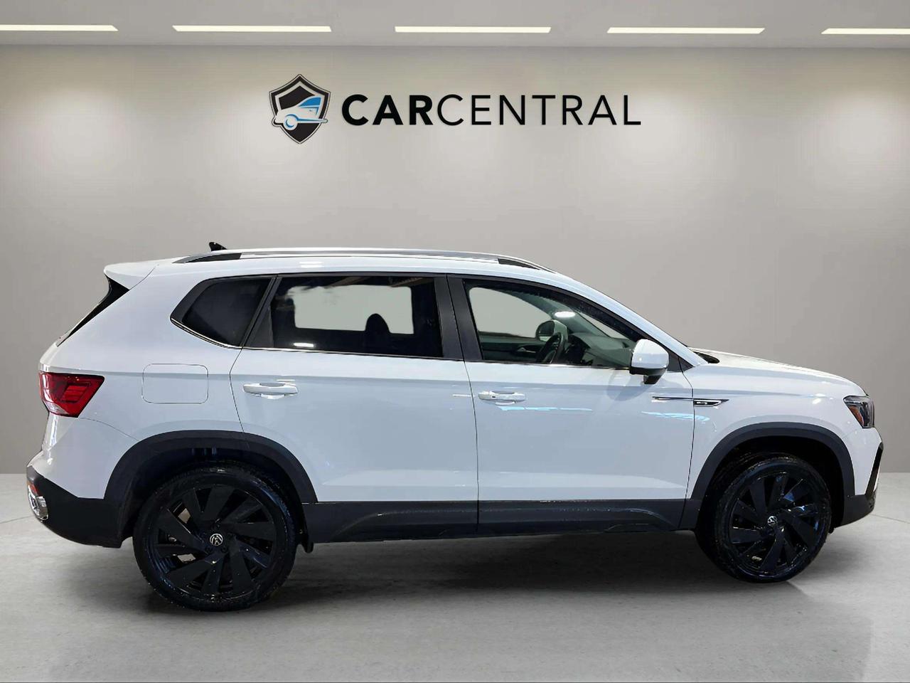 2024 Volkswagen Taos COMFORTLINE | CARPLAY  | PANO ROOF | CLEAN CARFAXY Photo
