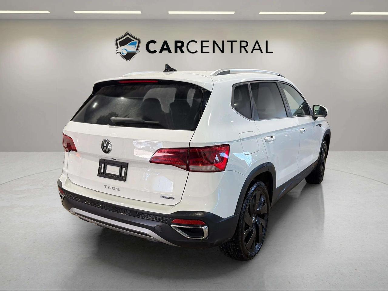 2024 Volkswagen Taos COMFORTLINE | CARPLAY  | PANO ROOF | CLEAN CARFAXY Photo