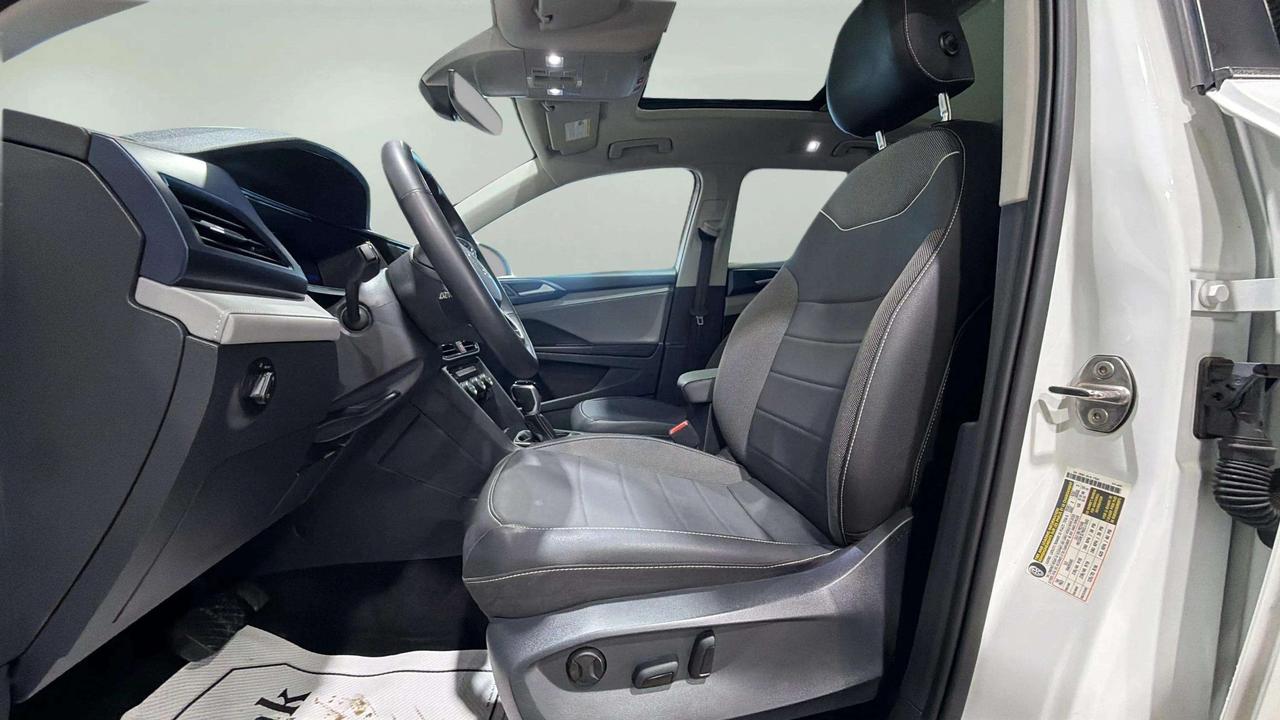 2024 Volkswagen Taos COMFORTLINE | CARPLAY  | PANO ROOF | CLEAN CARFAXY Photo
