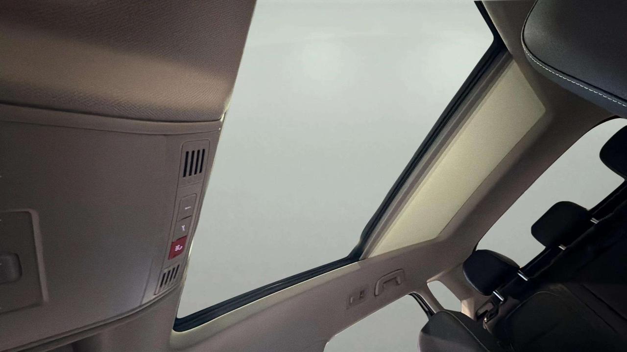 2024 Volkswagen Taos COMFORTLINE | CARPLAY  | PANO ROOF | CLEAN CARFAXY Photo