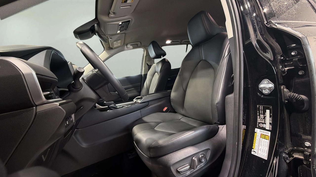 2025 Toyota Grand Highlander XLE | AWD | LEATHER | 8 PASSENGER | CLEAN CARFAX | Photo