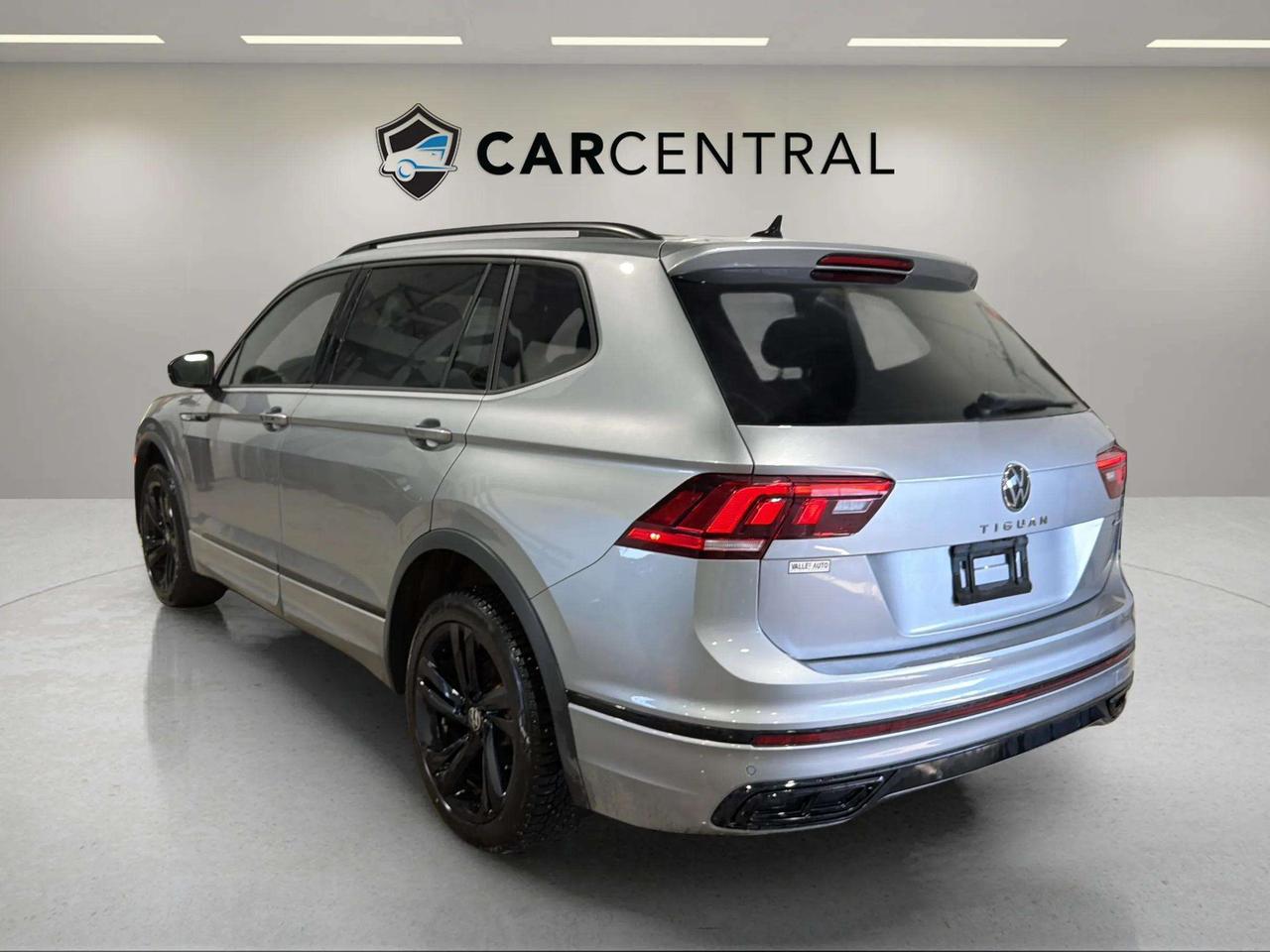 2023 Volkswagen Tiguan COMFORTLINE | R LINE | CLEAN CARFAX| PANO| CARPLAY Photo