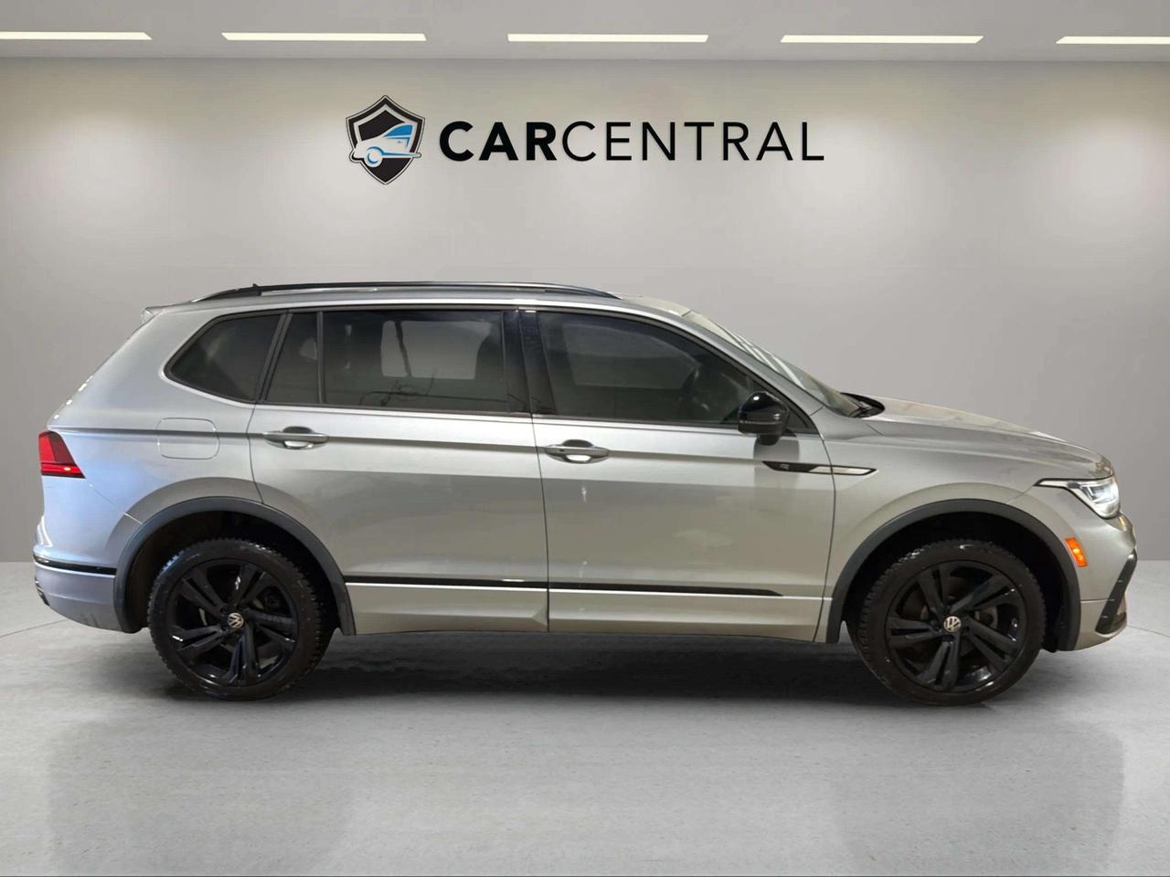 2023 Volkswagen Tiguan COMFORTLINE | R LINE | CLEAN CARFAX| PANO| CARPLAY Photo