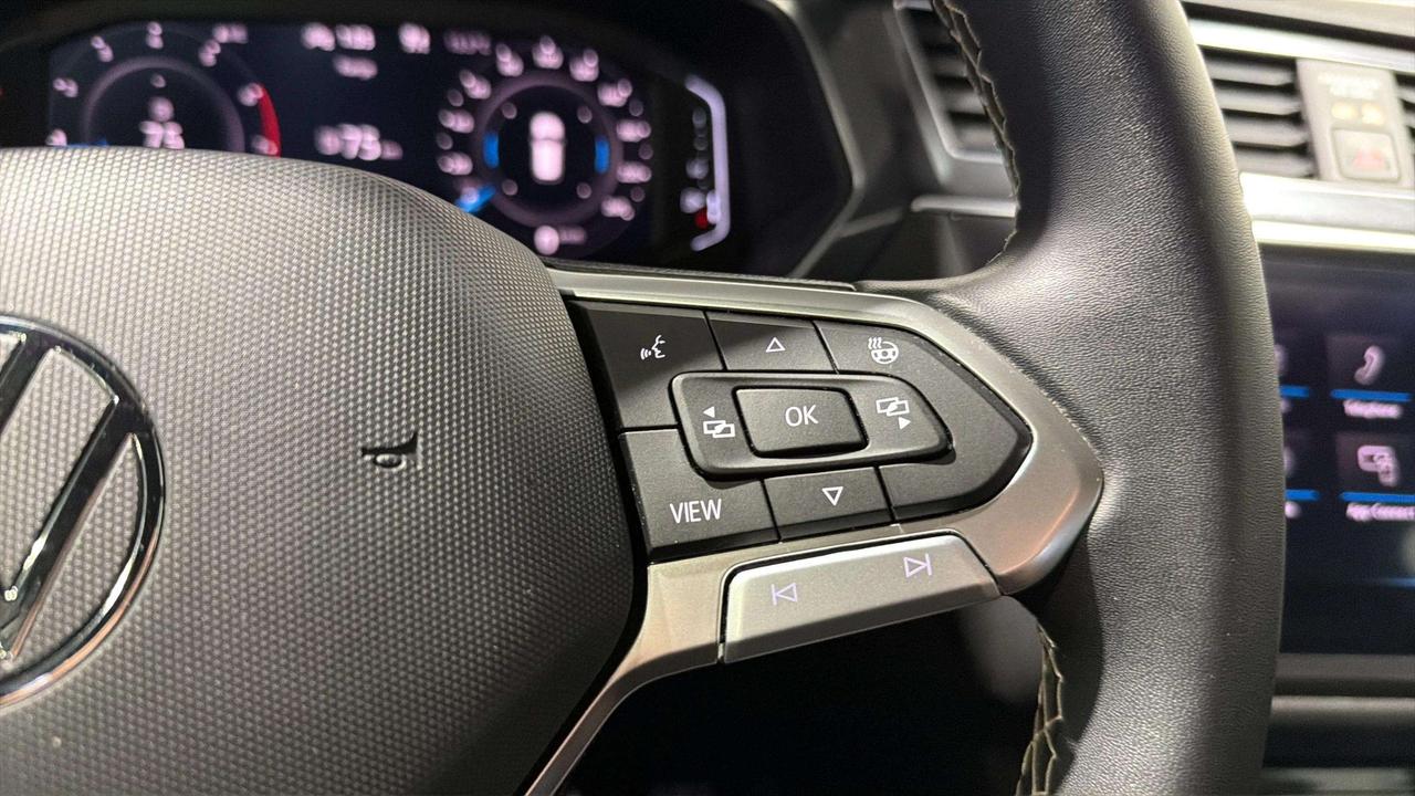 2023 Volkswagen Tiguan COMFORTLINE | R LINE | CLEAN CARFAX| PANO| CARPLAY Photo