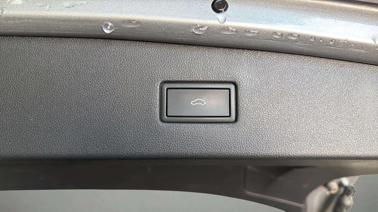 2023 Volkswagen Tiguan COMFORTLINE | R LINE | CLEAN CARFAX| PANO| CARPLAY Photo