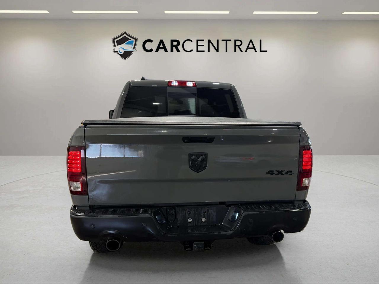 2022 RAM 1500 Classic WARLOCK | HEMI | CREW | HTD SEATS | TONNEAU COVER Photo3
