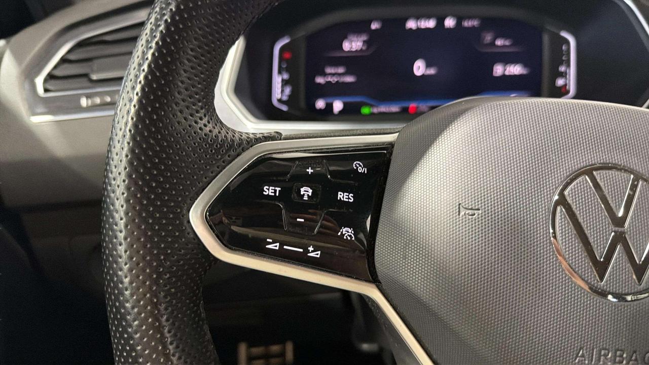 2023 Volkswagen Tiguan COMFORTLINE | R LINE | CLEAN CARFAX| PANO| CARPLAY Photo
