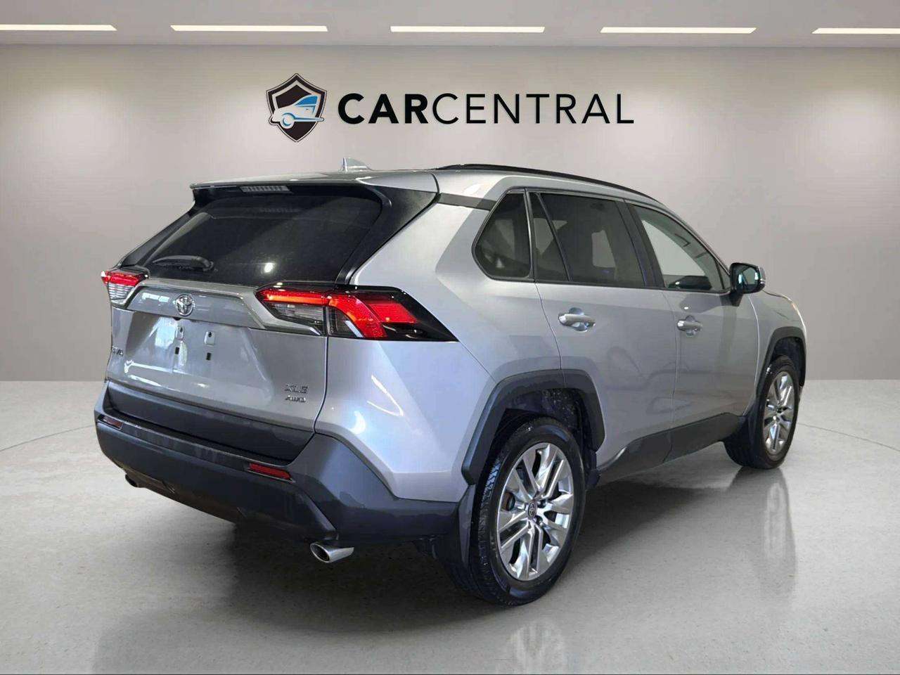 2024 Toyota RAV4 XLE|CLEAN CARFAX|1OWNER|ROOF|LEATHER|PWR LIFTGATE Photo
