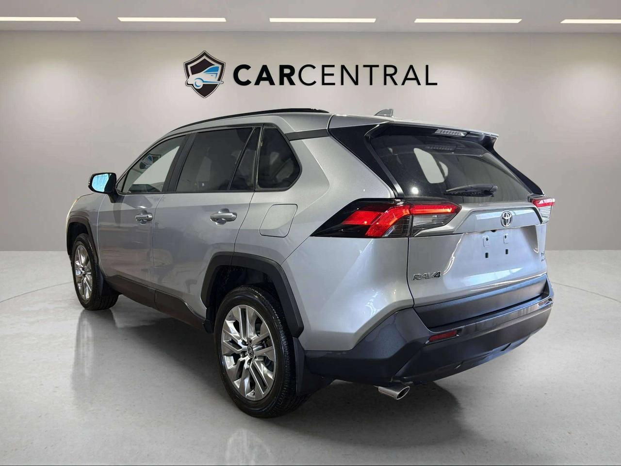 2024 Toyota RAV4 XLE|CLEAN CARFAX|1OWNER|ROOF|LEATHER|PWR LIFTGATE Photo2