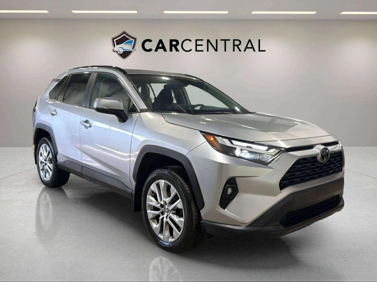 2024 Toyota RAV4 XLE|CLEAN CARFAX|1OWNER|ROOF|LEATHER|PWR LIFTGATE Photo