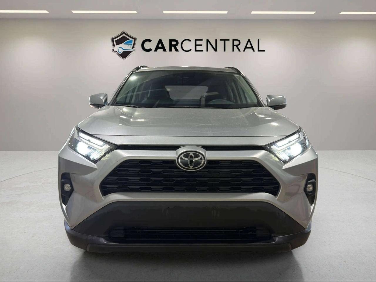 2024 Toyota RAV4 XLE|CLEAN CARFAX|1OWNER|ROOF|LEATHER|PWR LIFTGATE Photo