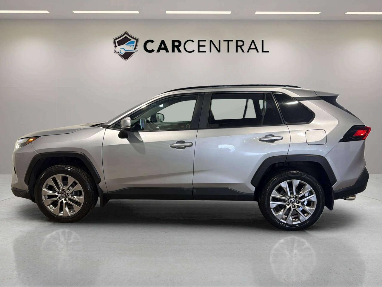 2024 Toyota RAV4 XLE|CLEAN CARFAX|1OWNER|ROOF|LEATHER|PWR LIFTGATE Photo
