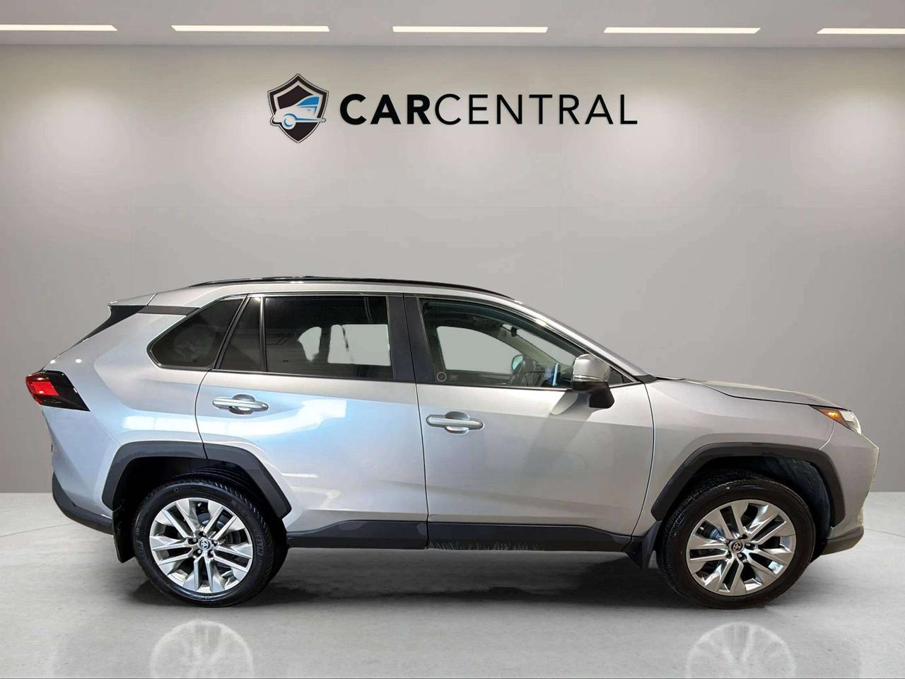2024 Toyota RAV4 XLE|CLEAN CARFAX|1OWNER|ROOF|LEATHER|PWR LIFTGATE Photo