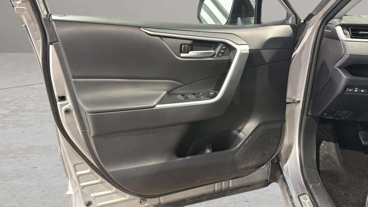 2024 Toyota RAV4 XLE|CLEAN CARFAX|1OWNER|ROOF|LEATHER|PWR LIFTGATE Photo