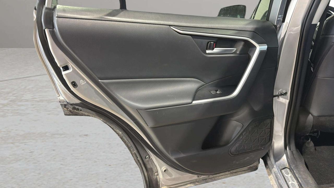 2024 Toyota RAV4 XLE|CLEAN CARFAX|1OWNER|ROOF|LEATHER|PWR LIFTGATE Photo