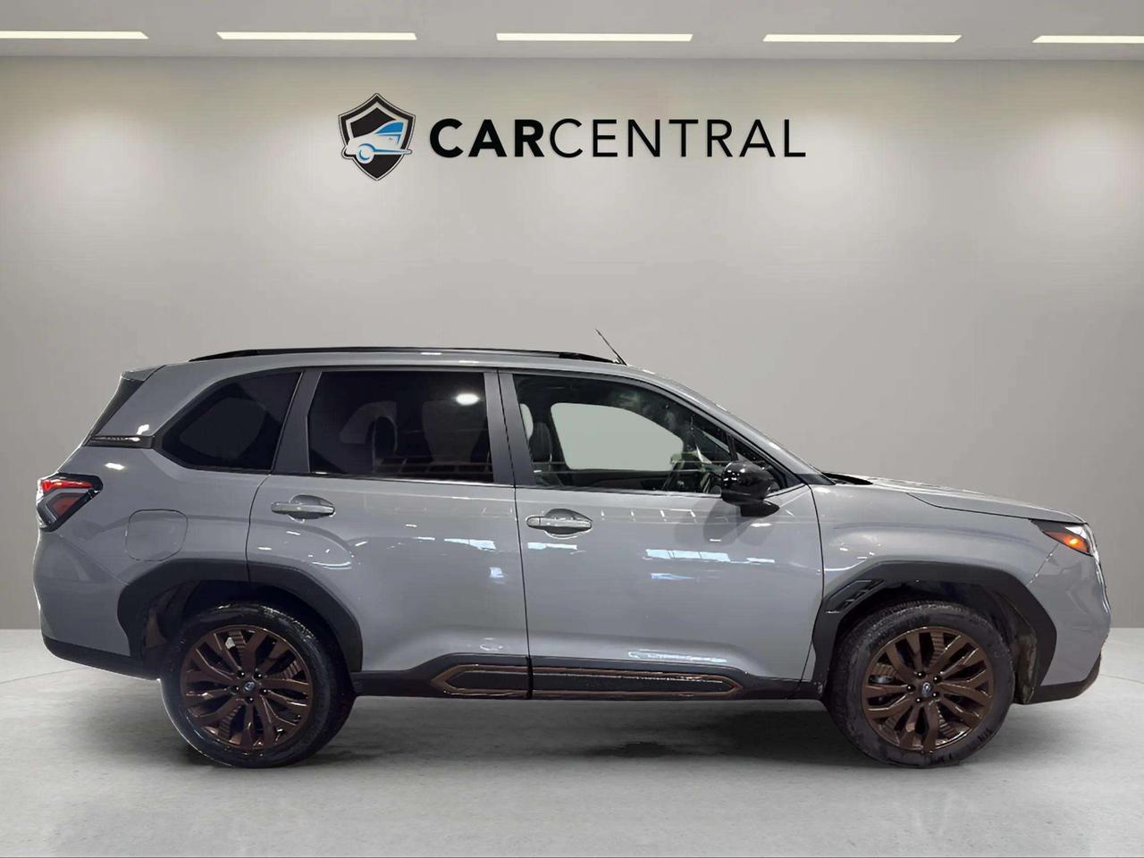 2025 Subaru Forester SPORT |LEATHER| CLEANCARFAX| PANO| CARPLAY Photo
