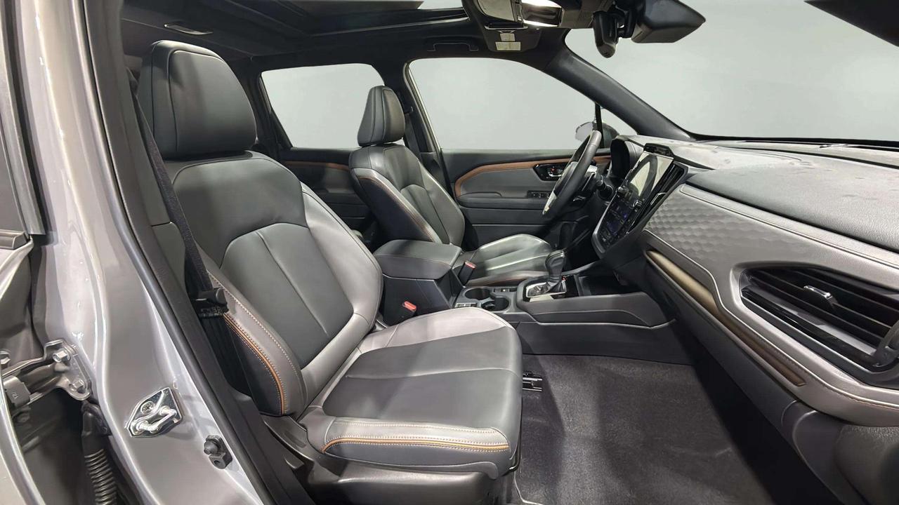 2025 Subaru Forester SPORT |LEATHER| CLEANCARFAX| PANO| CARPLAY Photo