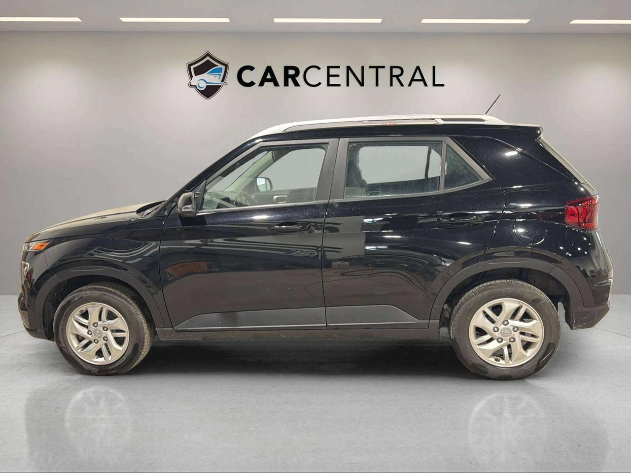 2024 Hyundai Venue PREFERRED | CLEAN CARFAX | LOW KMS|1 OWNER Photo