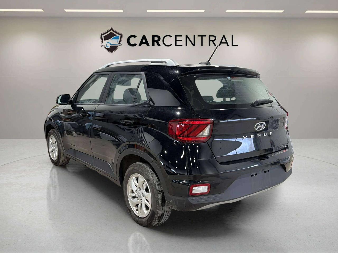 2024 Hyundai Venue PREFERRED | CLEAN CARFAX | LOW KMS|1 OWNER Photo2