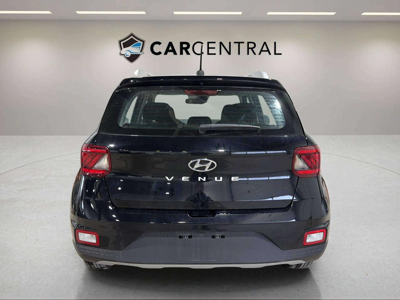 2024 Hyundai Venue PREFERRED | CLEAN CARFAX | LOW KMS|1 OWNER Photo3