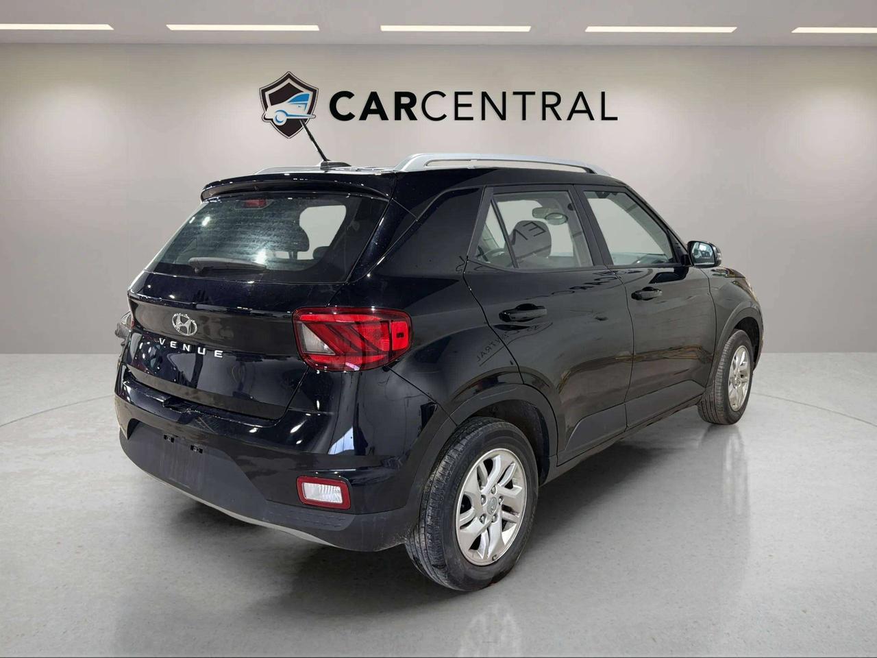 2024 Hyundai Venue PREFERRED | CLEAN CARFAX | LOW KMS|1 OWNER Photo