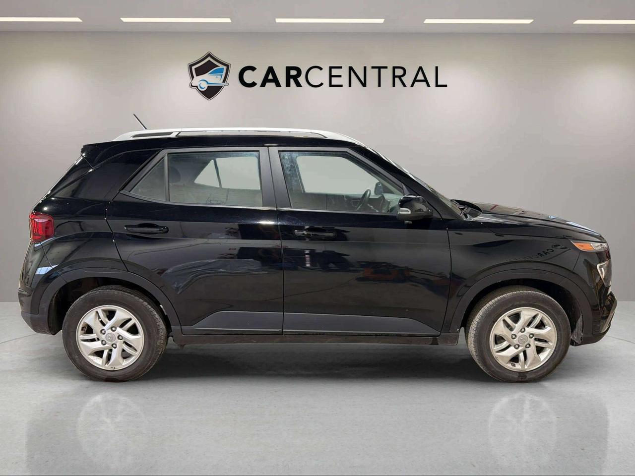 2024 Hyundai Venue PREFERRED | CLEAN CARFAX | LOW KMS|1 OWNER Photo