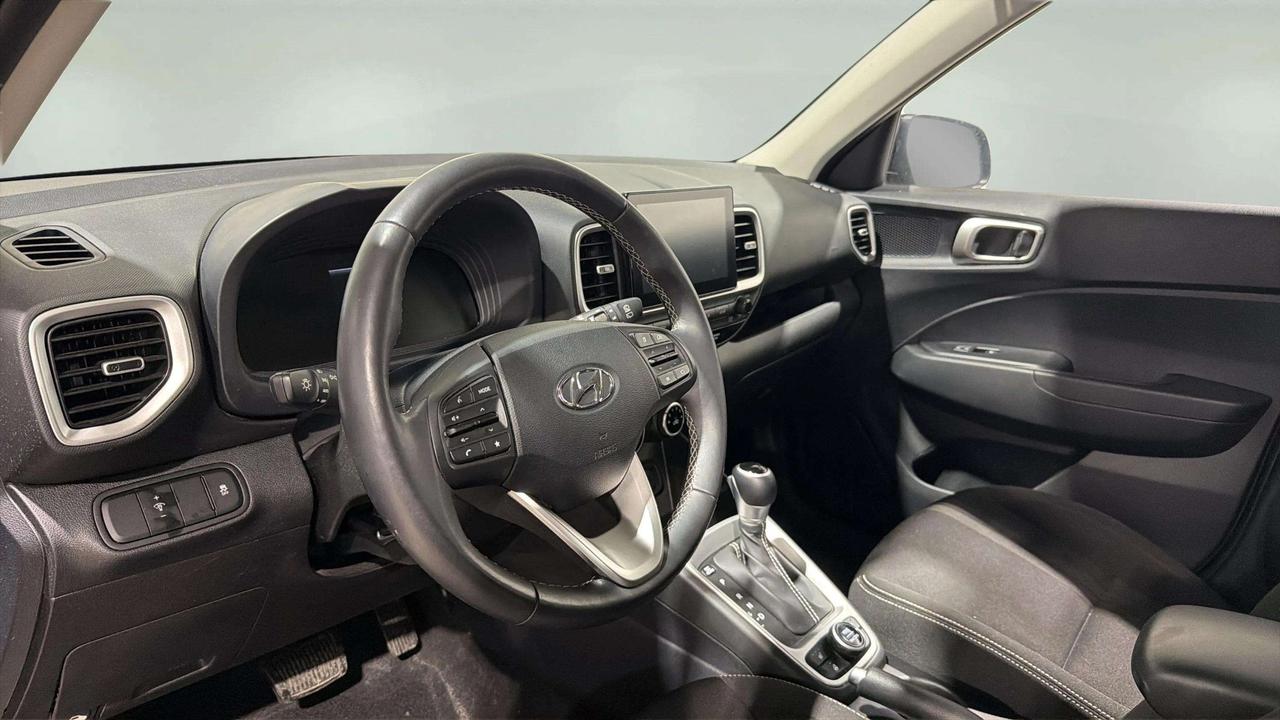 2024 Hyundai Venue PREFERRED | CLEAN CARFAX | LOW KMS|1 OWNER Photo